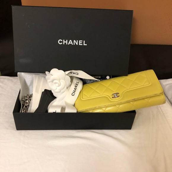 Authentic Chanel 19 Clutch wallet purse lemonade yellow color - Picture 11 of 16